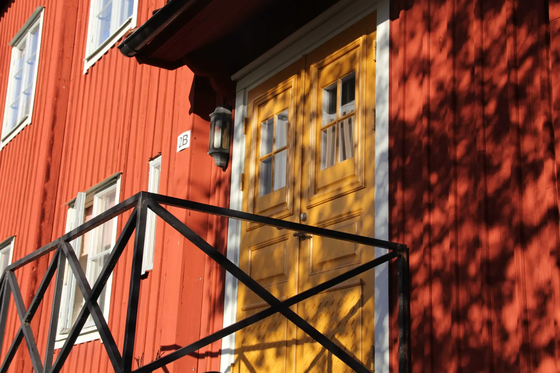 Bild på dörr i fastighet